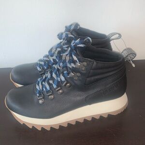 NWOT Merrell Women Ankle Boot.